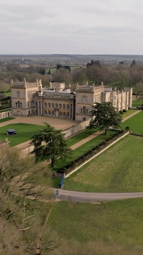 An English Baroque masterpiece 😍 Here’s another breathtaking drone shot of the iconic Grimsthorpe Castle in Lincolnshire, England. Grimsthorpe has become one of my favourite country houses, renowned for its opulent Tudor splendour and architectural significance. The focus of this photograph is Sir John Vanbrugh’s architecturally striking Baroque wing, constructed in the early 18th century. However, the rest of the house exudes equally captivating beauty, showcasing a harmonious blend of archite