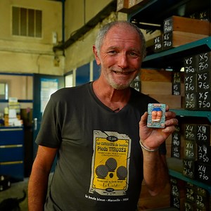 Hervé dirige la plus ancienne fabrique de boules de pétanque au monde. Il nous a montré toutes les étapes de fabrication d'une boule. Avec La Boule Bleue | Neo
