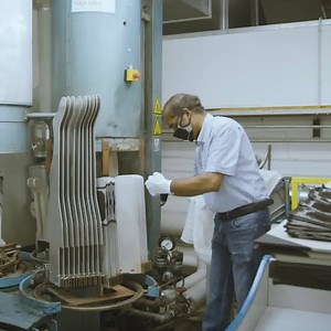 668 reactions · 60 shares | Folge uns hinter die Kulissen in das FALKE Headquarter in Schmallenberg: Hier produzieren wir in verschiedenen, ausgefeilten Arbeitsschritten die FALKE Community Masken. ✔️ Sorgfältige Handarbeit. ✔️ Hochwertige Materialien. ✔️ Ideale Passform. ✔️ Optimaler Schutz - wissenschaftlich in einer unabhängigen Studie bestätigt. Nur für den privaten Gebrauch bestimmt. Jetzt online bestellen! | FALKE | Facebook