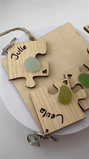Speaking of puzzles!! What about group names puzzle piece keychains? Friends, family, coworkers, guest favors!! Tell me what you think. Right now we can do up to 10 names!! | By The Sea Sxm