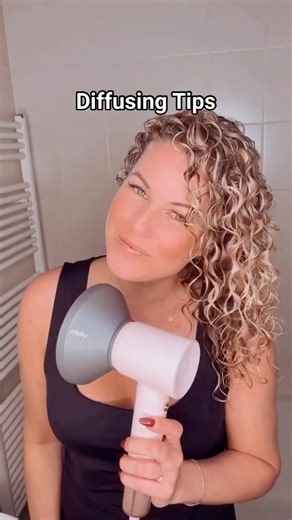 Struggling with frizz after diffusing? You might be missing a key step 👀 Laifen SE’s diffuser features an Auto-Cycle Mode (hot → warm → cool) to protect your curls from heat damage while keeping them soft and defined. For best results, try using the cupping method and focus on your roots for volume. What’s a diffusing mistake you’ve left in the past?👇 🎥: @ingecurls Shop now via the bio link @laifen_tech #CurlyHairTips #LaifenSE #DiffusingDoneRight #HealthyCurls | Laifentech