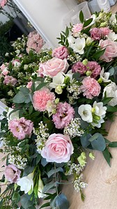 257K views · 28K reactions | Let me show you how I made this long and low spray to sit on the ceremony table and then be moved to the top table for the wedding breakfast of last weekends wedding 懶 | Oakwood Flowers | Facebook