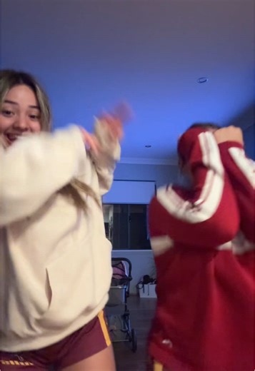 freak out #foryoupage #viral #fypツ #prodancers @𝑡 𝑎 𝑟 𝑎 ♡︎ @mairead stubberfield