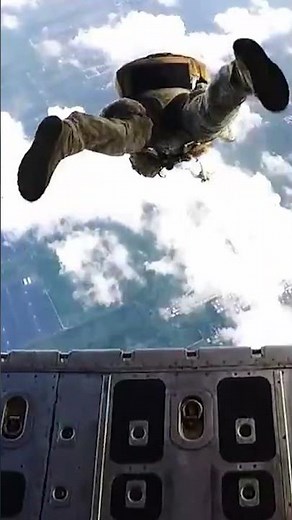 US Marines Freefall Into Camp Santiago, Puerto Rico as Tensions Rise With Venezuela #shorts