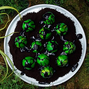 2.7M views · 4.2K shares | Show our extraterrestrial friends that earthlings have class with these gooey oozy alien cake balls. They’re easy to make and the perfect treat to get you beamed up! | Tasty | Facebook