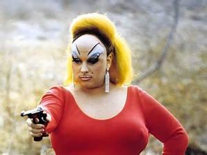 Does Divine actually eat real dog shit in 'Pink Flamingos'?