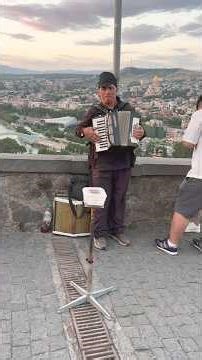 Песня о Тбилиси на фоне #Тбилиси #уличныймузыкант музыкант Гиа Цицриашвили #busking #music #live