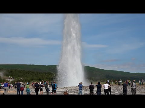 ICELAND'S STROKKUR GEYSER IN GEYSIR HOT SPRINGS (4K)