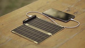 太陽光でスマホを充電可能で曇りでも安心な薄型・連結ソーラーバッテリー「Solar Paper」