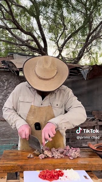 How to make the best ranch tacos (Los Mejores Tacos De Rancho) #rancho #cow #tacos #salsa #work