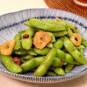 ガーリックの旨味広がる！ 枝豆のペペロンチーノ風炒めのレシピ動画・作り方 | デリッシュキッチン