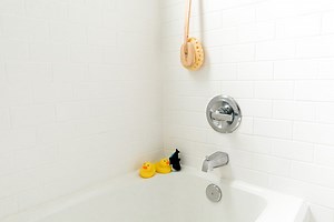 How to Clean Acrylic, Fiberglass, and Porcelain Bathtubs the Right Way