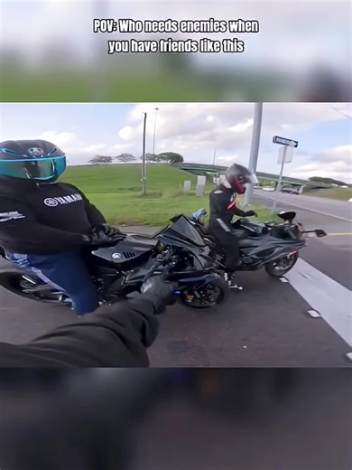 mzbxst6504 (@mzbxst6504)’s video of guy revs bike in gear and falls at light