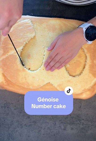 Recette de génoise moelleuse pour un number cake réussi ⬇️👩🏻‍🍳 6 oeufs 180g de sucre 130g de farine T45 80g de maïzena Battre les oeufs et le sucre jusqu'à ce que le mélange blanchisse et triple de volume (cela peut prendre une dizaine de minutes). Tamiser la farine et la maïzena puis les incorporer aux oeufs délicatement sans faire retomber l'appareil. Verser sur une plaque puis enfourner 15 min à 180°C. Laisser tiédir puis démouler. Pour la taille du chiffre, j’ai préparé un patron sur papi