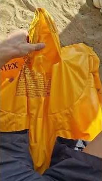 Pop inflatable - Satisfying popping of the yellow lilo on the public beach!