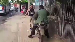 368K views · 1.9K reactions | #VideoViral Excelente lección le dieron dos chicos a este motociclista, algo que se repita diariamente. ¿Qué opinás? -Que te molesta? -Me molesta que seas tan ignorante, por gente como vos el país está como está ... | Radio LT7 AM 900 | Facebook