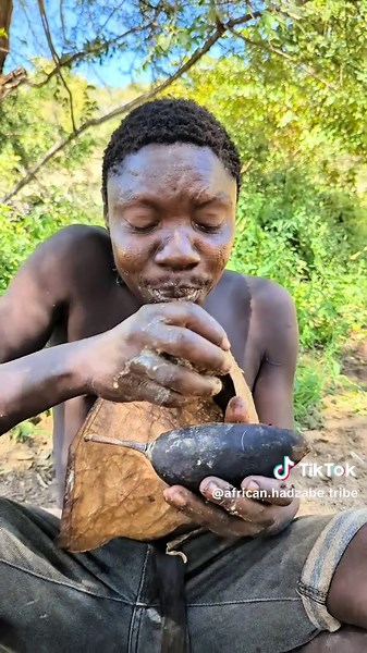 Although the tribe is particularly delicious, you can't eat it too quickly as it's easy to get scalded by the soup#hadzabetribe #foryoupage #cooking #chaaba #funny