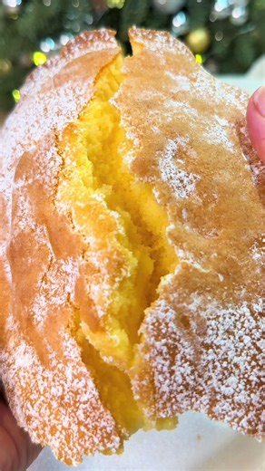 Ma recette ultra simple, légère, parfumée et très moelleuse de madeleines au citron (ou de gâteau au citron si vous préférez la faire dans un moule classique). Rapide et prête en quelques minutes, je suis obligée de la partager avec vous. Liste des courses : \t•\t80 g de Maïzena \t•\t70 g de beurre fondu \t•\t1 œuf entier \t•\t1 jaune d’œuf \t•\t60 g de sucre \t•\t1 petite cuillère à café de levure chimique \t•\t1/2 citron (jus   zeste) Cuisson : \t•\tPâte bien froide   moule froid \t•\t5 minute