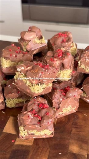 SINGLE SERVE DUBAI CHOCOLATE ROCKY ROAD 🎄 Big call but this just might be the rocky road flavour of the year. What you need 1 family block Cadbury Milk Chocolate 1 bag marshmallows, cut in halves Freeze-dried strawberries, crushed 2 large square ice cube trays Pistachio cream Kataifi pastry Sea salt flakes Method 1. Bake kataifi pastry in a pan until golden, then transfer to a bowl and mix pistachio cream through the kataifi until combined 2. In a separate bowl, melt chocolate and stir through 