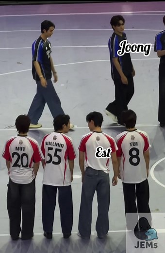 Notice how Est isn’t behaving the way he usually does. Everyone knows Est is a very calm person , normally, he barely talks, he stays quiet and composed. But here? That calm is gone. With Joong there and plus in front of him, Est clearly doesn’t know how to act. He does everything possible to avoid eye contact. Meanwhile, Jung does the opposite, he looks. On purpose.( Joong Est read and see my posts, because of this behavior, they saw our videos about how they can’t help themselves to look at ea