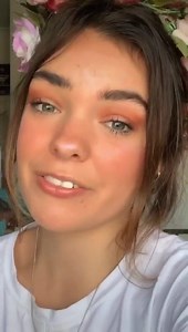 Person first vs identity first language. ‘She is autistic’, vs ‘she has autism’. This has been a topic debated a lot recently, though it seems to only really be a ‘debate’ within the non autistic community (parents of autistic children, teachers, journalists etc) So, here’s why you should use identity first language 💛 | Chloé Hayden