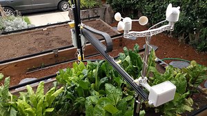 種まきや水やりなど、家庭菜園を全自動化する「FarmBot」。