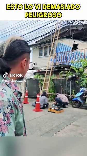 Trabajar en el cableado del sudeste asiático es de locos ¿Te imaginas tener que arreglar una falla en este laberinto de cables? En muchos países del sudeste asiático el sistema de cableado eléctrico y de telefonía es un auténtico caos que desafía las leyes de la seguridad. Los técnicos arriesgan su vida subiendo en escaleras de bambú para desenredar nudos imposibles de cables de alta tensión y conexiones cruzadas. Mis respetos para estos trabajadores que logran descifrar este peligroso desorden 