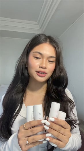 🌞 Want to give your cheeks, lips and eyes a natural-looking glow without the need for multiple products? HOLI™ Beauty Color Balm is a versatile makeup skincare hybrid for the cheeks, lips and eyes The Color Balm is richly pigmented, so a little goes a long way! Easily blendable, it melts into your skin to add color wherever necessary. Comes with its own brush for the most natural flush Skin Benefits: ✨ Brightens skin, minimizes pores ✨ Hydrates and nourishes skin ✨ Strengthens the skin barrier