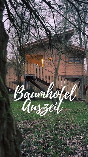 Dana I Family & Travel Creator on Instagram: "Ein Wochenende wie Bullerbü. Ruhig. Echt. Gemeinsam. Im Baumhotel Auszeit stehen kleine Holzhäuser zwischen Wiesen und Bäumen – auf einem Gelände, das früher eine Weihnachtsbaum-Plantage war. Heute ist hier Raum für das, was im Alltag oft fehlt: Zeit füreinander. Abends in den Sternenhimmel schauen, morgens aufwachen ohne Eile. Kein Programm, kein Müssen – nur gemeinsame Momente, die bleiben. 🔖 Speichern für später – für ein Wochenende, das sich nac
