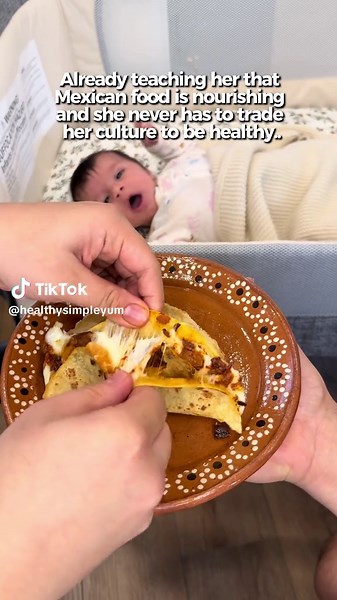 Being a mama dietitian is the best 🥰 🇲🇽 Building a healthy relationship with food is the best thing we can teach our kids! However, it’s never too late to work on your nutrition and relationship with food, no matter your age 💛 & YES Mexican food is and can be just as nutritious as the Mediterranean diet or any other cuisine! Now reviewing applications for my 12-week mindful nutrition program starting in mid-January! Private sessions with me and 12 live group sessions weekly to learn about AL