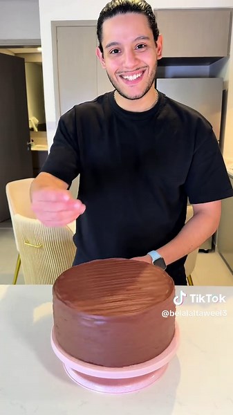 ✨Matida Cake✨ مكونات الكيك 3 بيض 200 غ سكر فانيلا 100 غ زيت 100 غ حليب 70 غ كاكاو رشة ملح 200 غ طحين 11 غ بيكينغ بودر 🍫مكونات الجناش 350 غ شوكولا داكنة (حصراً داكنة) 350 غ كريمة خفق 150 غ زبدة طريقة تحضير الجناش: نسخن كريمة الخفق حتى تصبح ساخنة، ثم نضيفها فوق الشوكولا الداكنة و الزبدة . نتركها لمدة دقيقة، ثم نخلط جيداً حتى نحصل على جناش ناعم ولامع ومتجانس. نضع الجناش في البراد لمدة 10 دقائق تقريباً، حتى يبرد ويصبح قوامه متماسكاً وسهل الاستخدام. ملاحظة لتطبيق الكيك بعد الانتهاء من وضع طبقات الكي