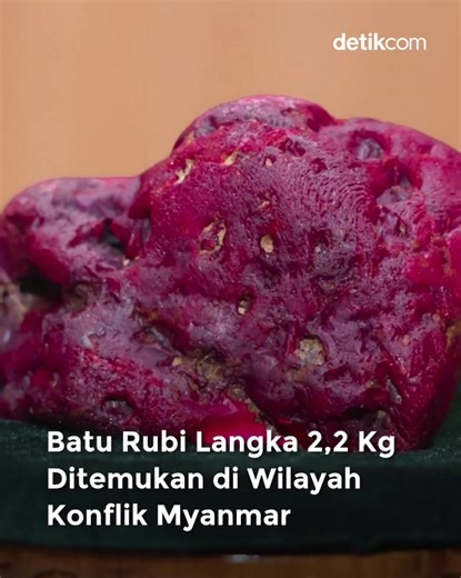 Para penambang di Myanmar tersebut berhasil menemukan batu rubi raksasa seberat lima pon atau sekitar 2,2 kilogram dengan ukuran mencapai 11.000 karat. Rubi langka itu ditemukan di dekat kota Mogok, wilayah yang dikenal sebagai pusat industri tambang batu permata Myanmar sekaligus area yang terdampak konflik berkepanjangan. Permata langka ini ditemukan tak lama setelah festival Tahun Baru tradisional Myanmar pada April lalu dan baru diumumkan secara resmi pekan ini. Rubi tersebut kini disebut se