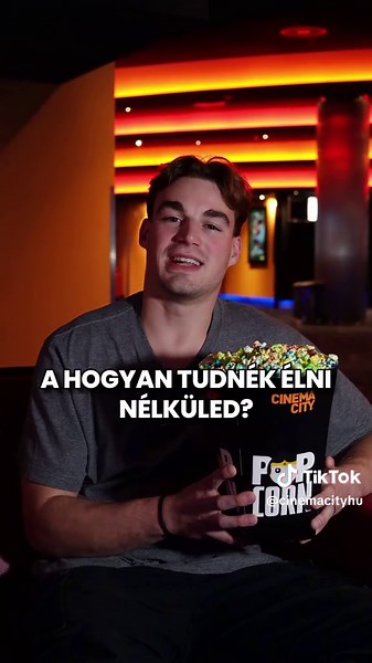 🥳 Már egy éve, hogy a Cinema City mozikban látható az ország kedvenc zenés-romantikus vígjátéka! 💘 A Hogyan tudnék élni nélküled? a nagy érdeklődésre való tekintettel rekordideje látható a nagyvásznon. A rendkívüli évforduló alkalmából az alkotók különleges ajándékkal kedveskednek a rajongóknak. December 4-10. között minden Hogyan tudnék élni nélküled? vetítésen nyereményjátékkal készül a produkció, ahol értékes filmes nyeremények találnak majd gazdára, valamint mozijegyeddel pedig a fődíjjáté