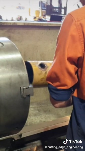 Bucyrus Cutting Edges: Hydraulic Cylinder Stuck in Tube