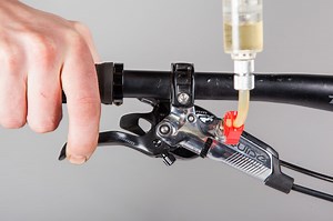 How to bleed Avid or SRAM brakes with Bleeding Edge - MBR