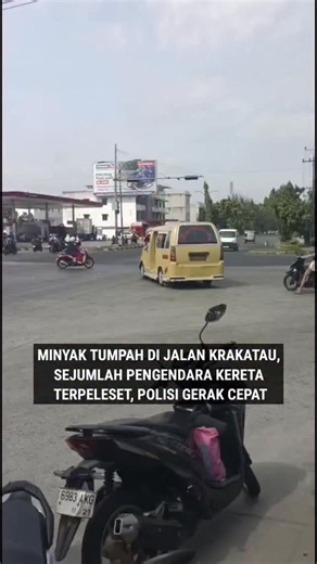 TKP MEDAN on Instagram: "Tumpahan minyak terjadi di Jalan Krakatau, Simpang Cemara, Medan Timur, dan menyebabkan sejumlah pengendara sepeda motor terpeleset saat melintas, Selasa Pagi. Mendapat laporan dari ATCS, Polsek Medan Timur langsung bergerak cepat ke lokasi dengan menaburkan pasir guna menghindari kecelakaan susulan. Beruntung, tidak ada korban luka serius dalam insiden ini. Saat ini kondisi jalan sudah kembali aman. Pengendara diimbau tetap berhati-hati dan mengurangi kecepatan saat mel