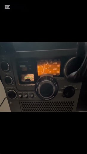 押入れの中の昭和 50年前の短波ラジオ