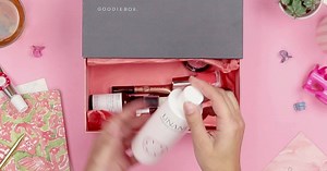 3 comments | Duizenden vrouwen gingen je voor en worden elke maand weer gelukkig van hun GOODIEBOX.  Gevuld met prachtige beauty- en verzorgingsproducten, speciaal voor jou geselecteerd door onze beauty experts!  | Goodiebox | Facebook