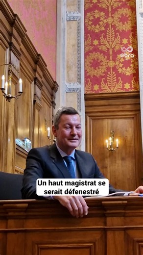 Un haut magistrat se serait défenestré à Grenoble dans la nuit du 14 au 15 juin. Olivier Nagabbo, avocat général près la cour d'appel de Lyon, est décédé à la suite d'une chute du sixième étage d'un immeuble dans le centre-ville de Grenoble. Âgé de 59 ans, le magistrat avait travaillé pendant 11 ans en tant que procureur de la République adjoint à Grenoble avant d’être promu, en 2021, avocat général près la cour d’appel de Lyon. Pour le moment, la thèse d’un acte volontaire serait privilégiée ; 