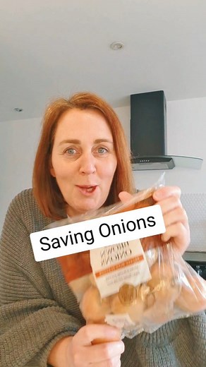 Balsamic Caramelised onions are so easy to make, they reduce food waste and making your own will save you a small fortune on buying them. However you do not want to rush the process, you need to be patient cooking down the onions, this will release the natural sugars from the onions and make the finished result so much nicer. You can use just Olive Oil but I do like to melt in some butter too and don't forgo the Balsamic Vinegar, you will regret it. Ingredients 1 tbsp Olive Oil 1 tbsp Butter 3 l