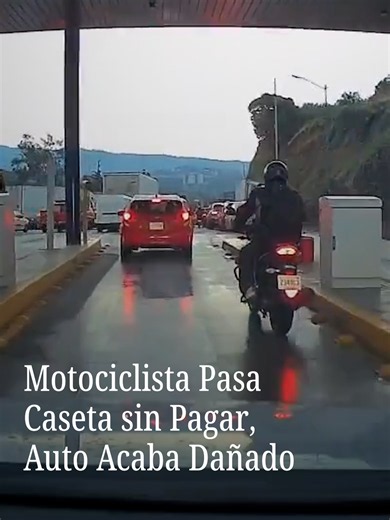 Un motociclista se aprovechó de que un conductor pagó con un dispositivo electrónico en una caseta de la Chamapa-Lechería y se le adelantó para pasar gratis. Cuando el automovilista intentó cruzar, le cayó la pluma y el vehículo se dañó. #noticiasnmás #edomex #caseta #pago #seguridad