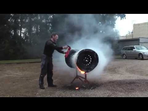 Reifenbrand mit dem Feuerlöscher F-Exx 8.0 C löschen