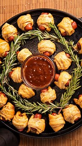 6.8K views · 39 reactions | This Pigs in a Blanket Wreath recipe is the perfect last-minute holiday appetizer to bring to the holiday party. | Weber Grills | Facebook