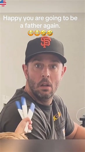 🫶 Happy to be a father again? Or... 😅 #fathers #father #dadlife #dad #daddy #vader #papa #pregnancyannouncement #pregnancy #zwanger #preggo #zwangerschap #announcement #babyshower #baby #geboorte #birth | De Geboortefotograaf