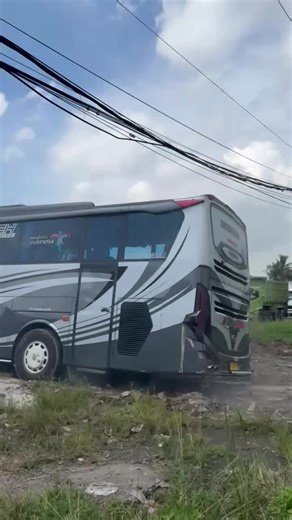 Mengapa Bus Diangkat Beko: Penyebab dan Penjelasan