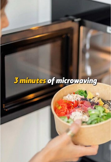 Never use plastic in the microwave—it’s a health hazard you can avoid. High heat releases toxic chemicals like BPA and phthalates into your food. These chemicals can disrupt hormones, harm your immune system, and increase long-term health risks. Switch to glass or microwave-safe alternatives to keep your meals toxin-free. Protect your health by ditching plastic in the kitchen. #healthyliving #plasticfree #wellness #wellbeing #healthyhabits