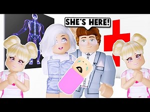 GIVING BIRTH TO A BABY ON BLOXBURG! (Roblox)