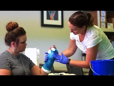 How to apply an ulnar gutter cast (Boxers Cast)