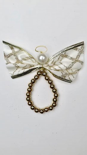 Super easy beaded angel ornament made from 24g Beadalon Artistic Wire, 6mm faceted beads, wired ribbon and a 12mm pearl bead. Full tutorial: https://youtu.be/P9rEMNKP_Bc?si=9Q1qzfRzUAVBk3OZ #angels #christmasgiftideas #christmasornaments | Heather Boyd Wire