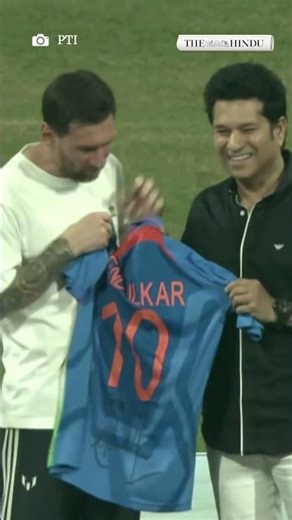 Sachin Tendulkar presents his 2011 World Cup jersey to Lionel Messi
